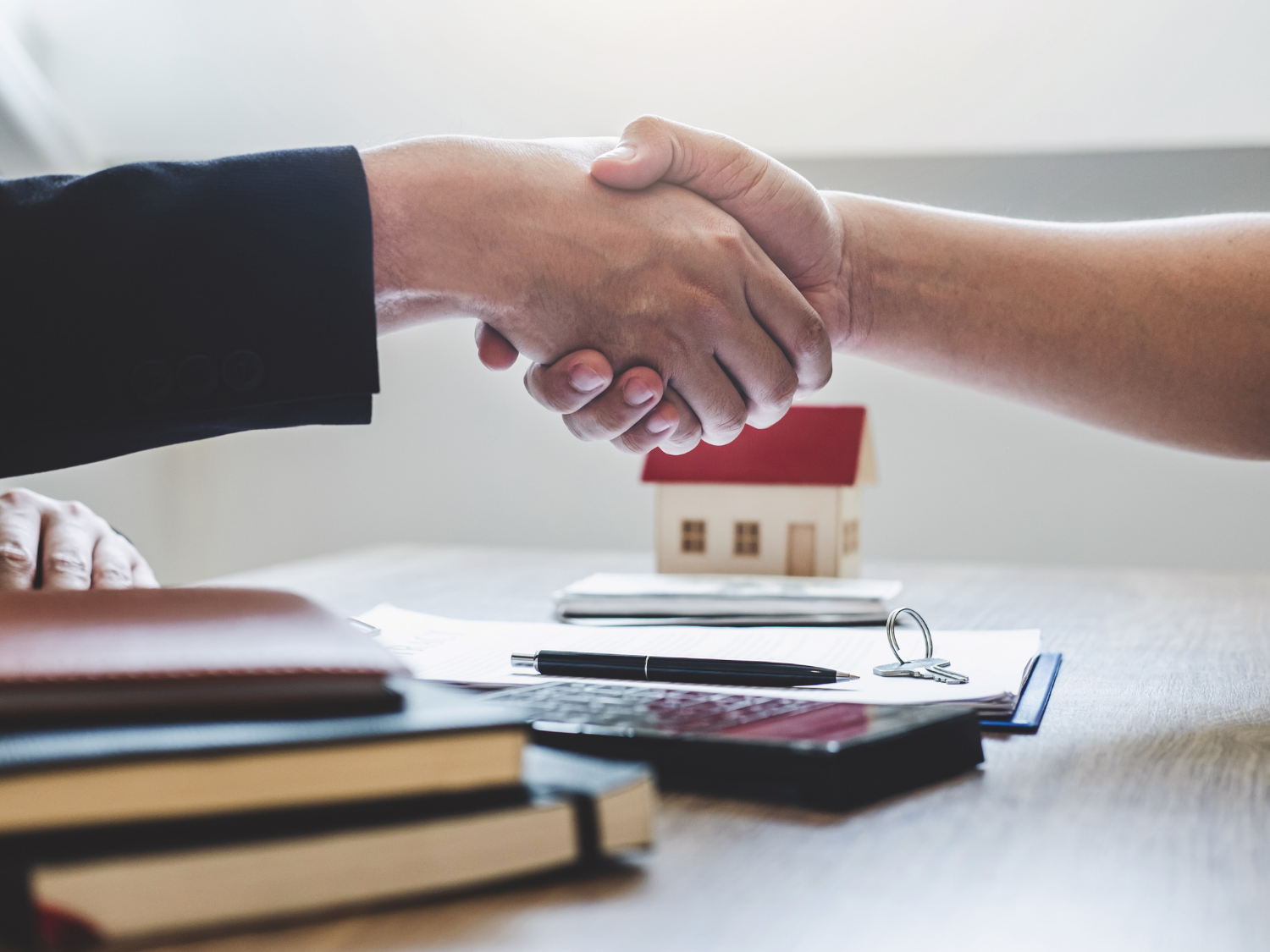 Barros & Errázuriz asesoró a Larraín Vial Activos en la venta de un portafolio inmobiliario