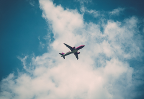 avión en el cielo con nubes