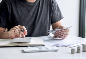 Hombre con calculadora y papel